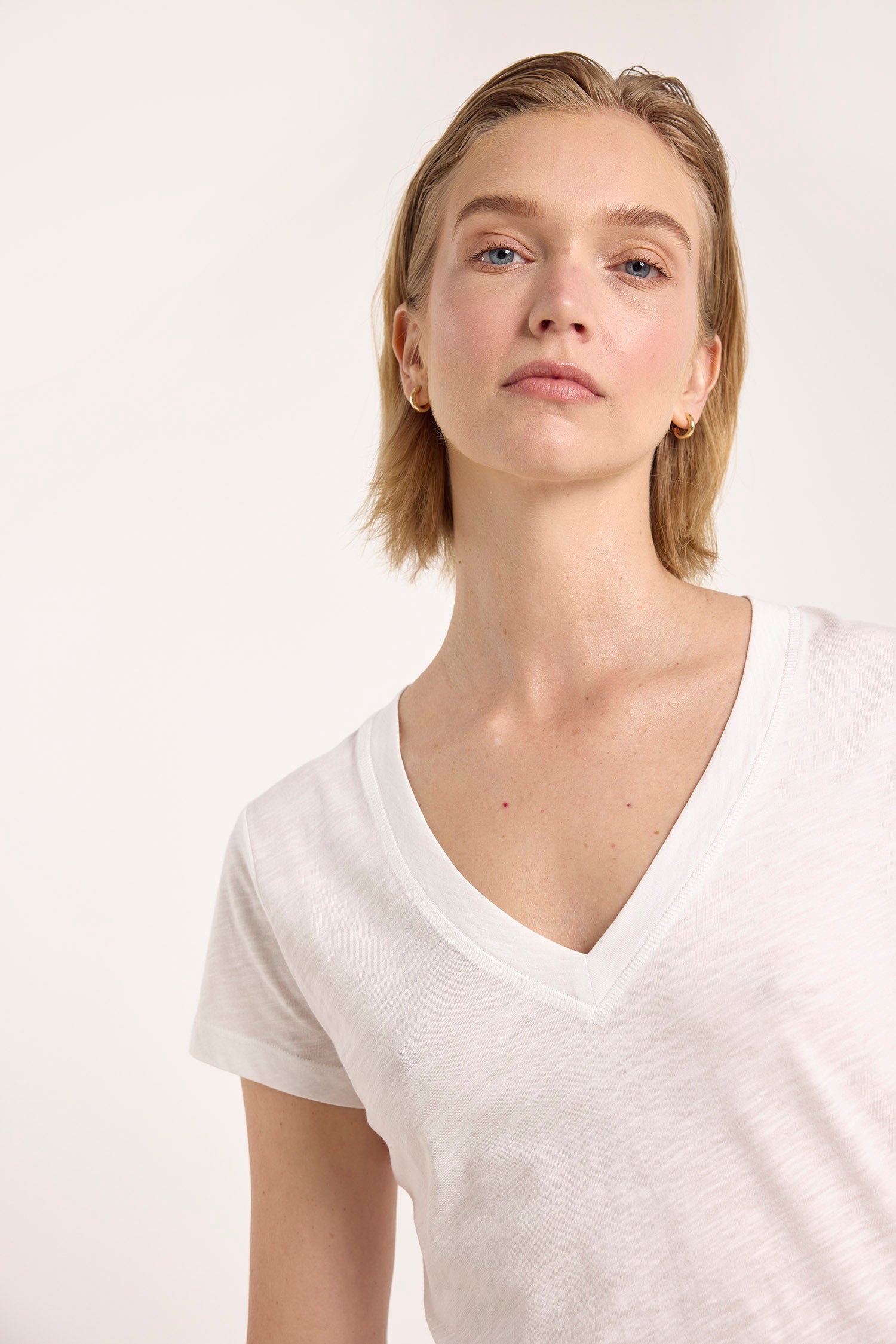 RELAXED FIT V NECK TEE