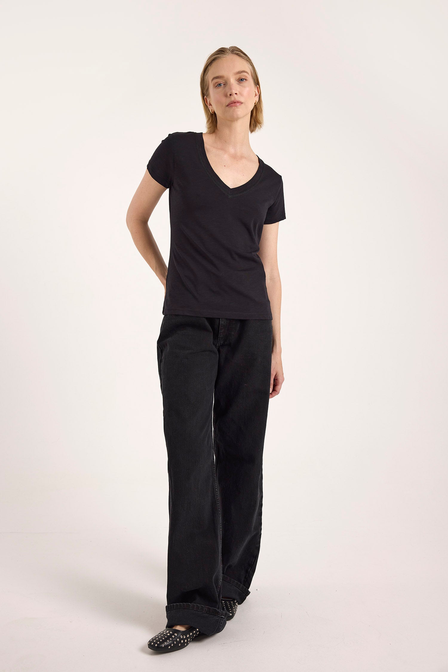 RELAXED FIT V NECK TEE