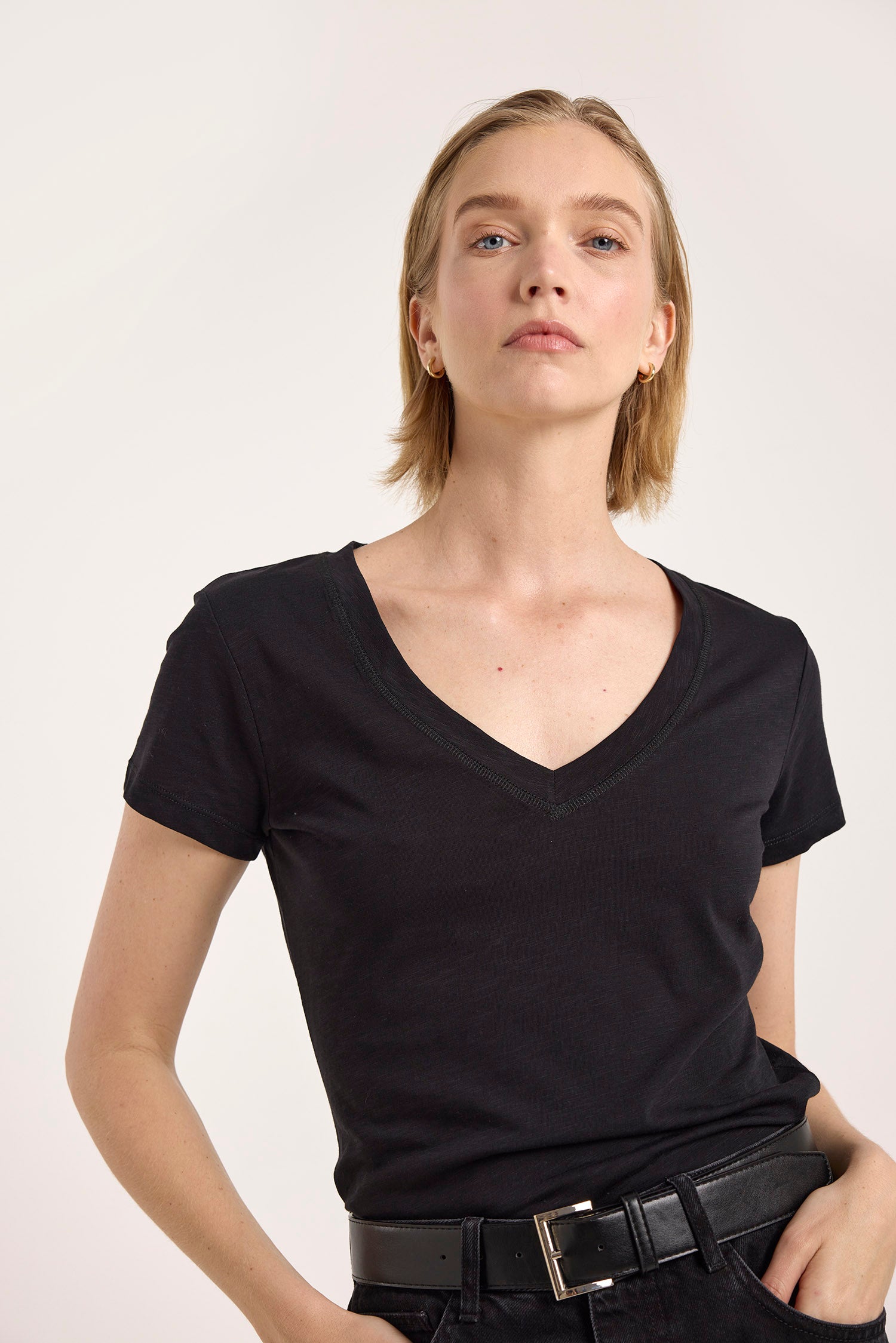 RELAXED FIT V NECK TEE