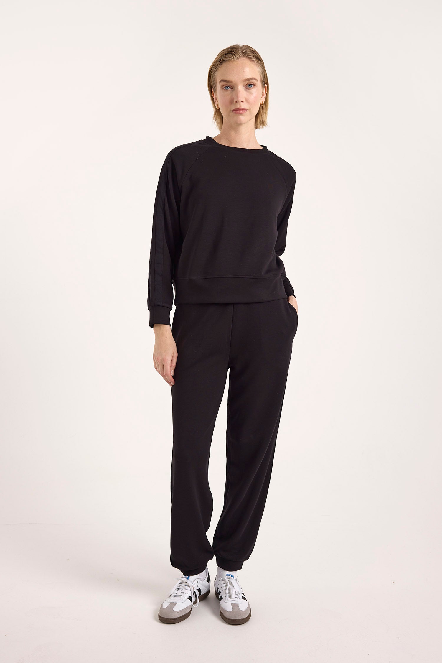 STRIPE DETAIL CREW