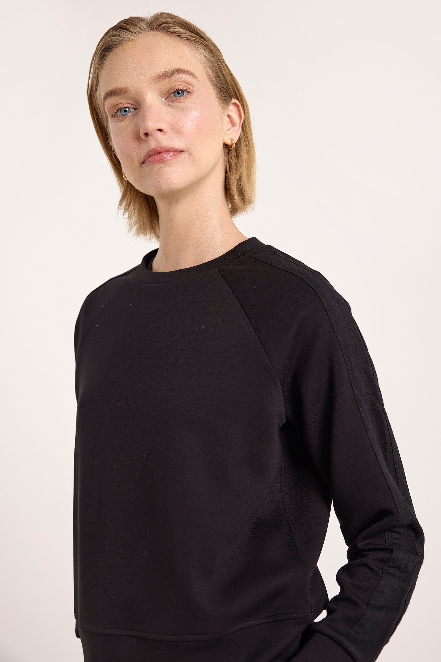 STRIPE DETAIL CREW