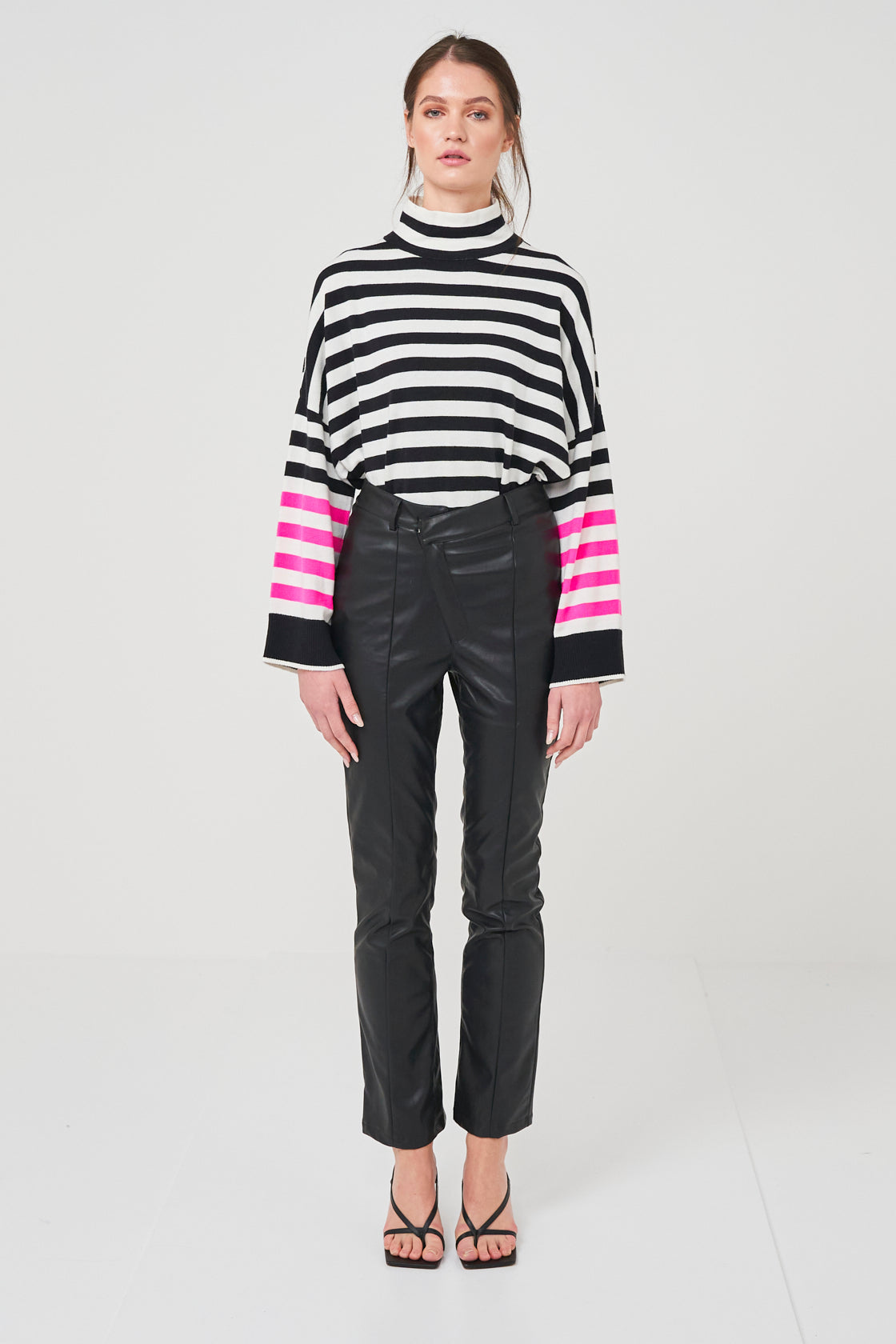 NORA CONTRAST FUNNEL NECK