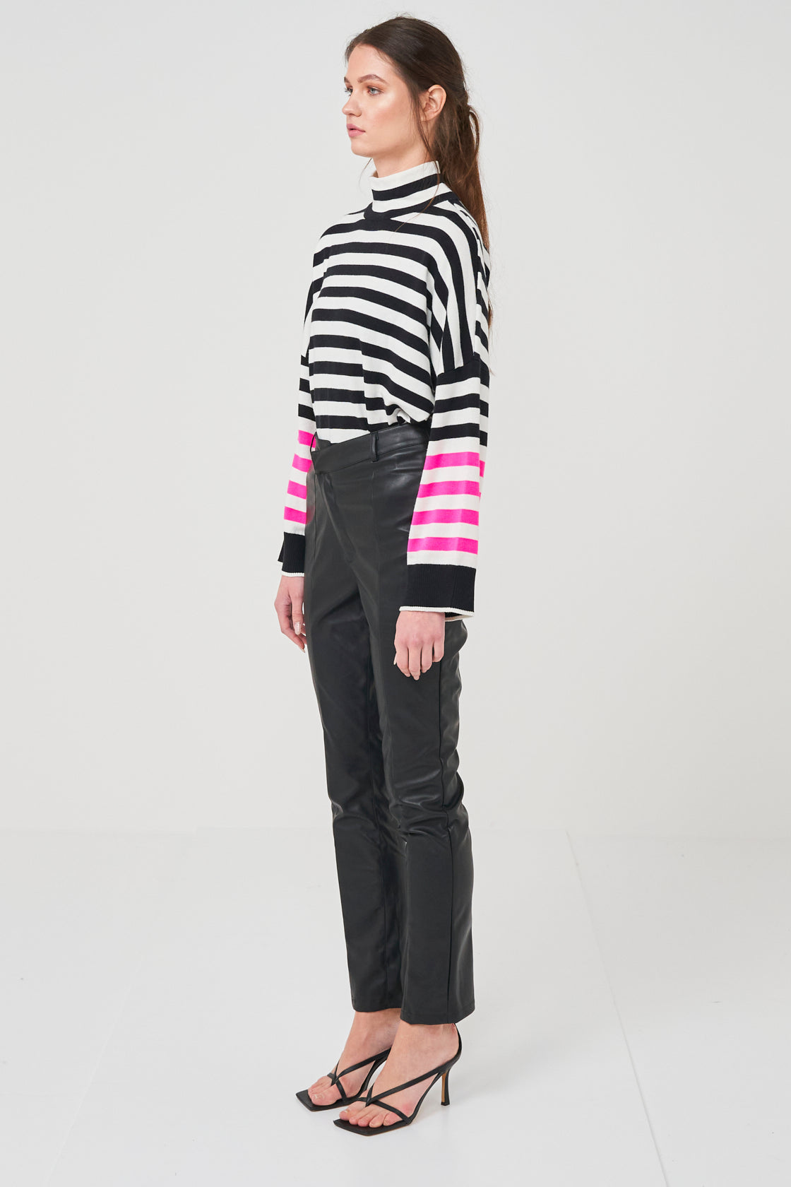 NORA CONTRAST FUNNEL NECK