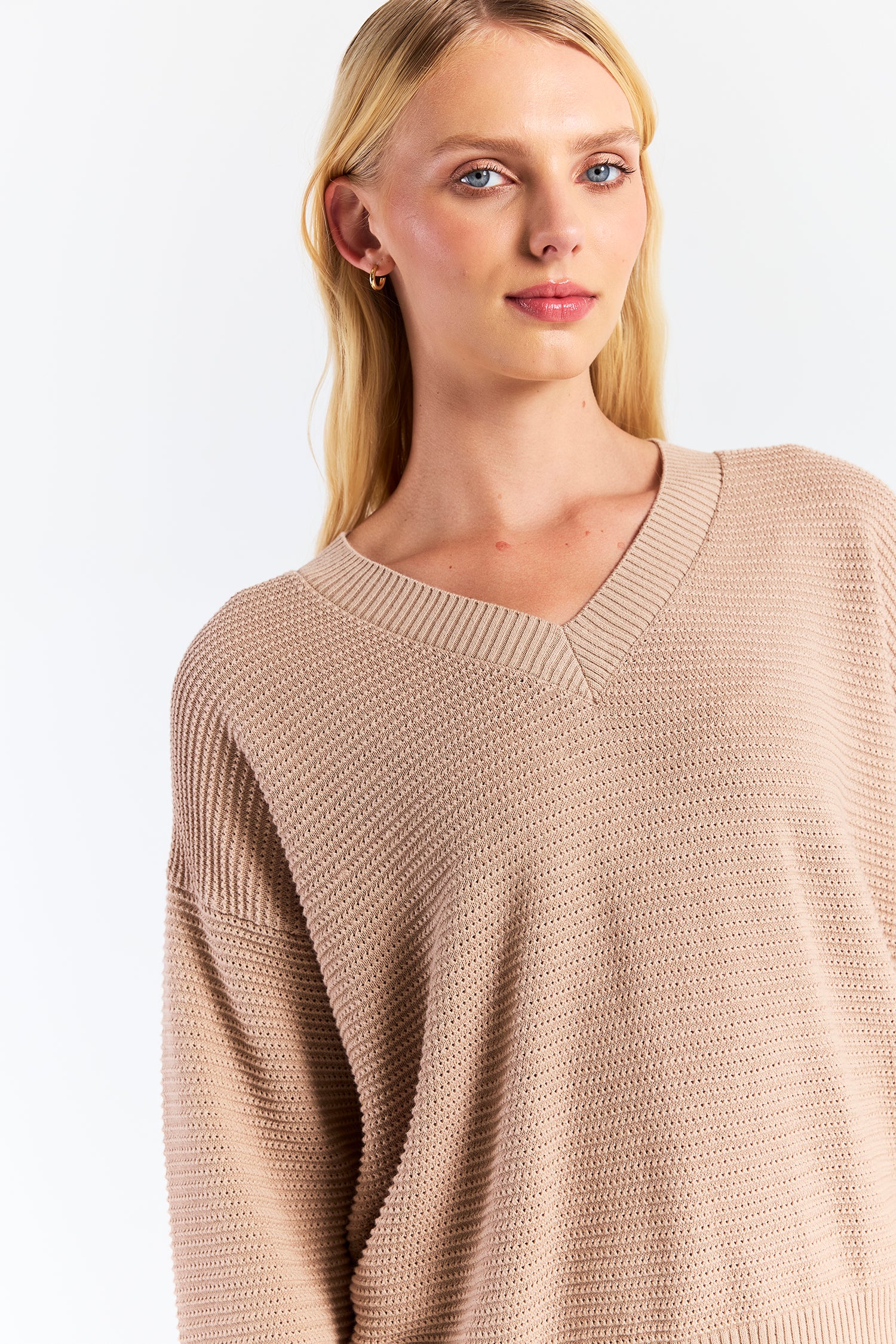 RIPPLED STITCH V NECK
