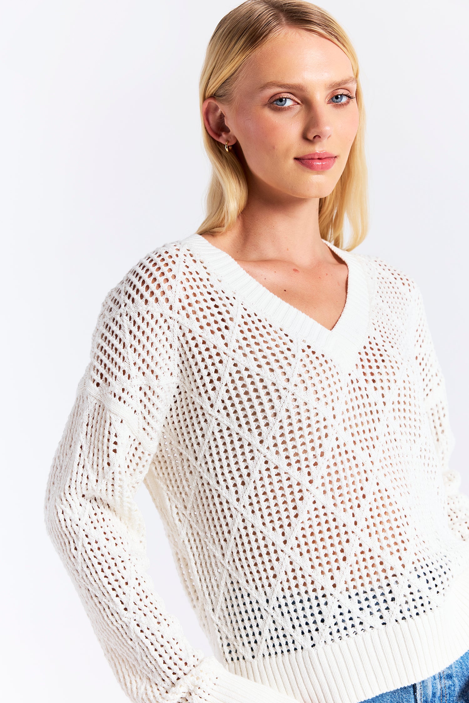 DIAMOND POINTELLE V NECK
