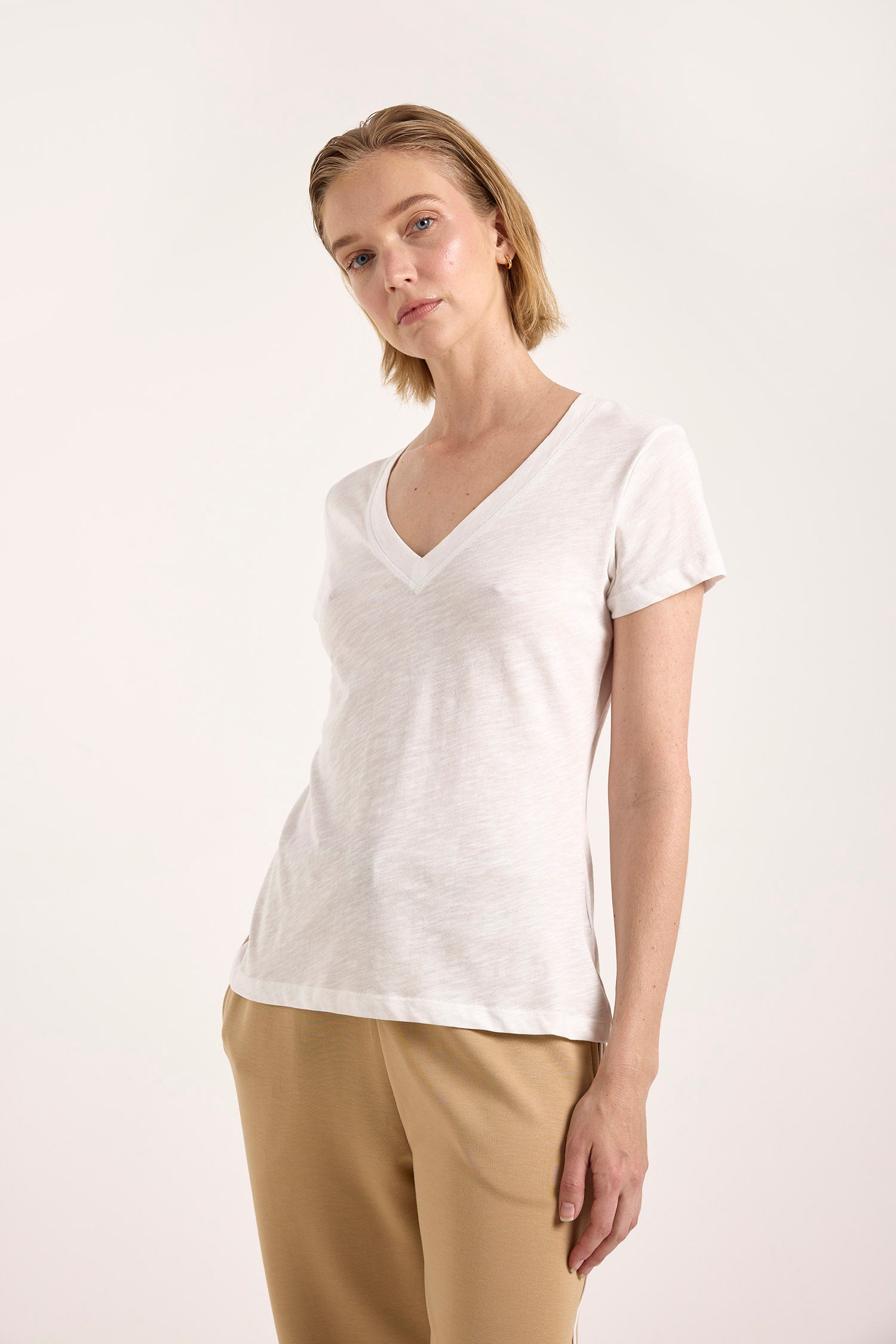RELAXED FIT V NECK TEE