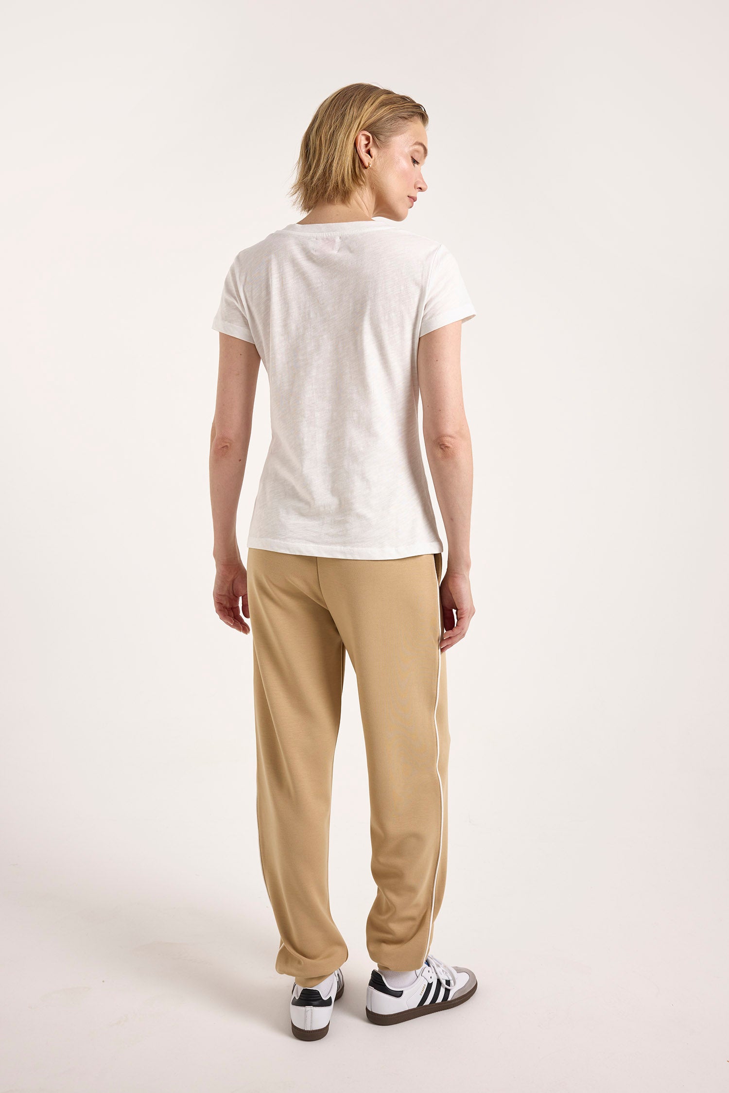RELAXED FIT V NECK TEE