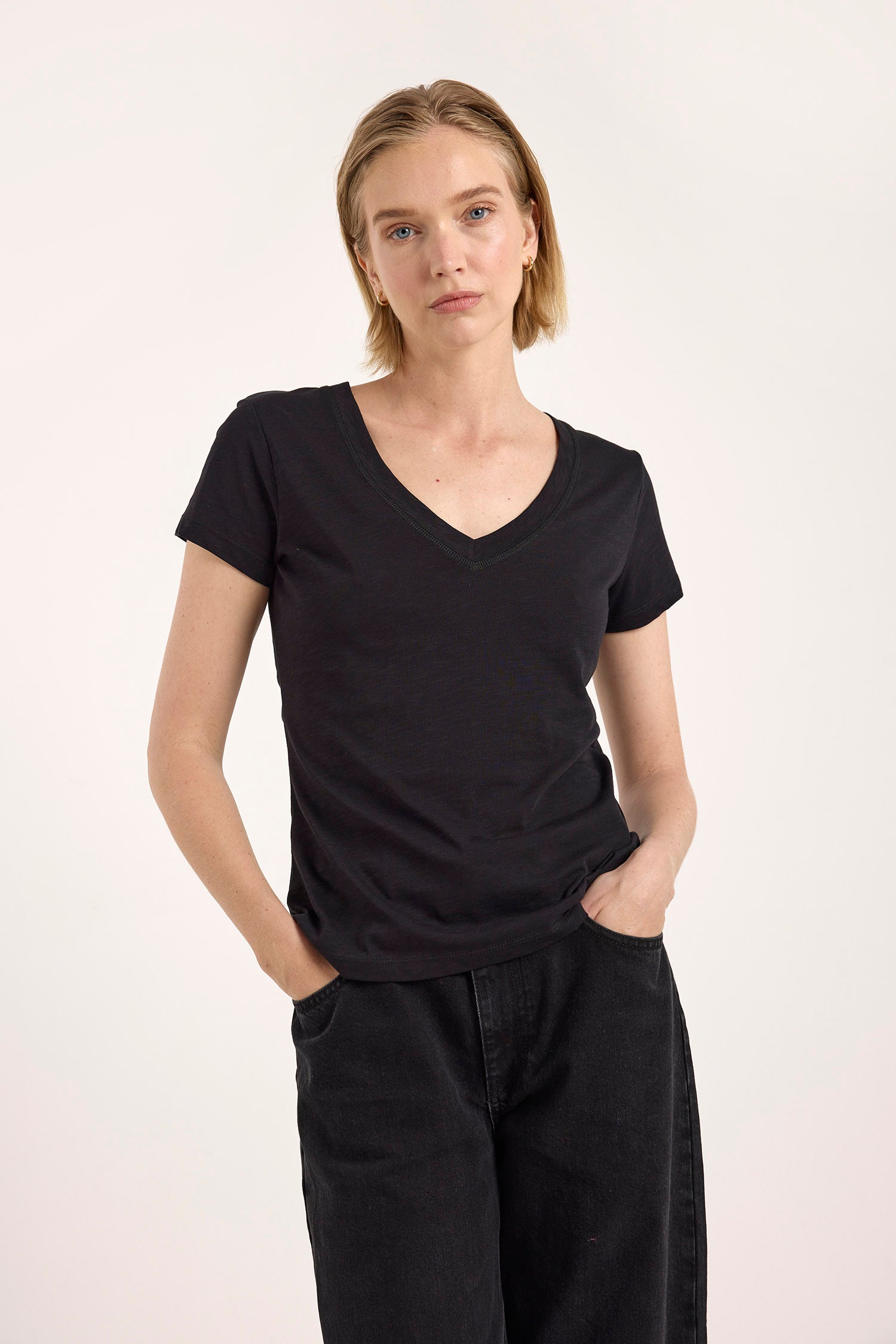 RELAXED FIT V NECK TEE