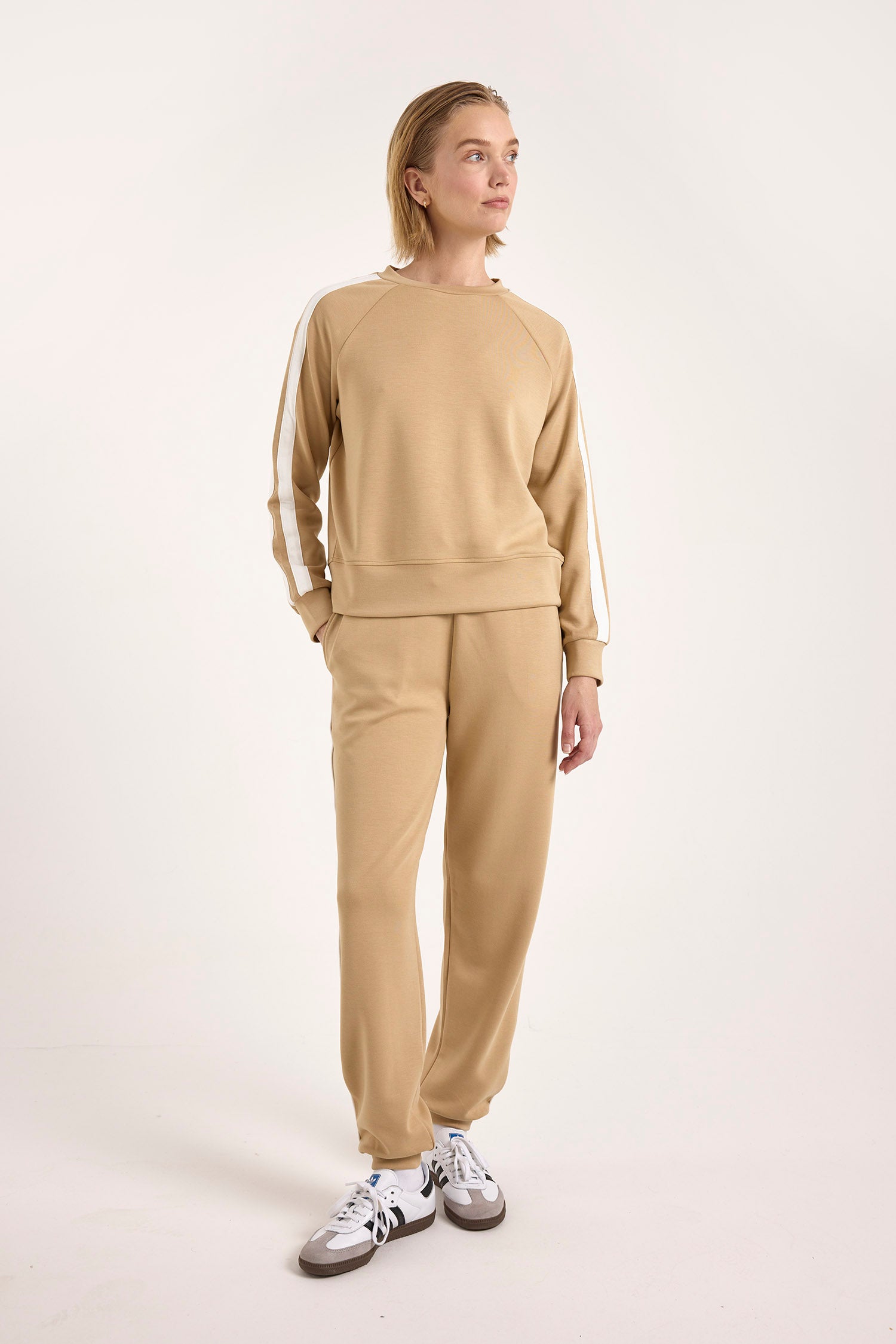 STRIPE DETAIL CREW