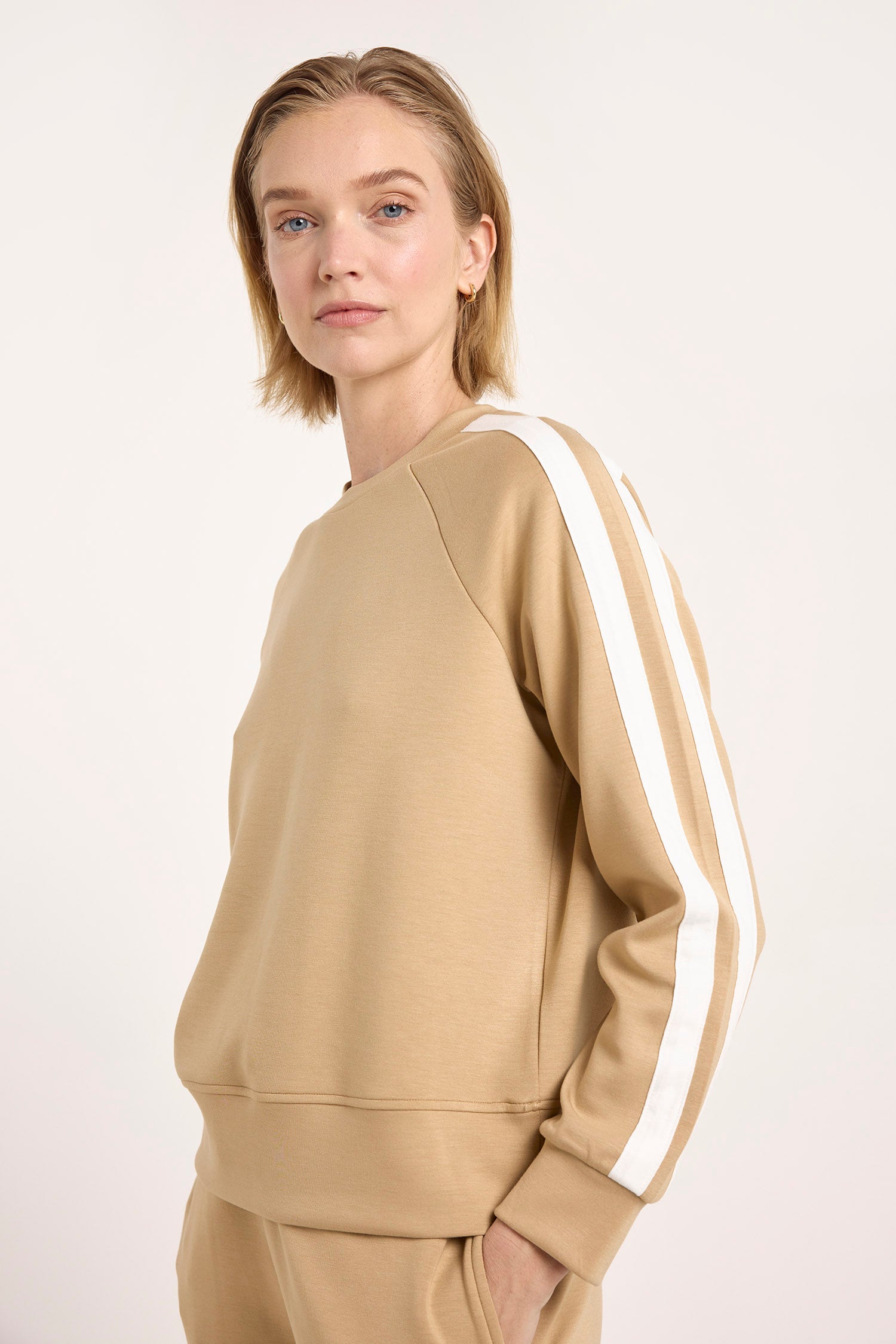 STRIPE DETAIL CREW