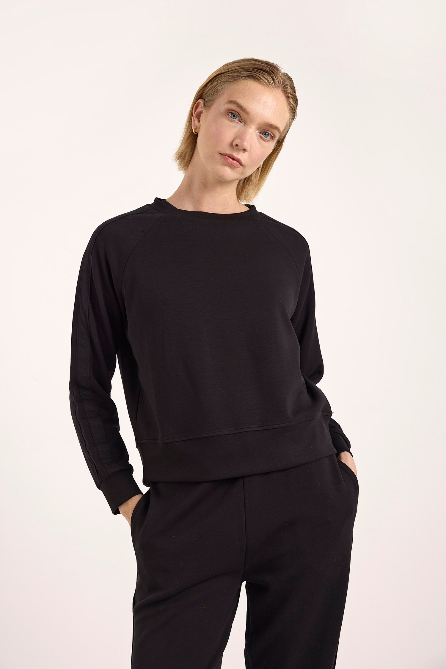 STRIPE DETAIL CREW