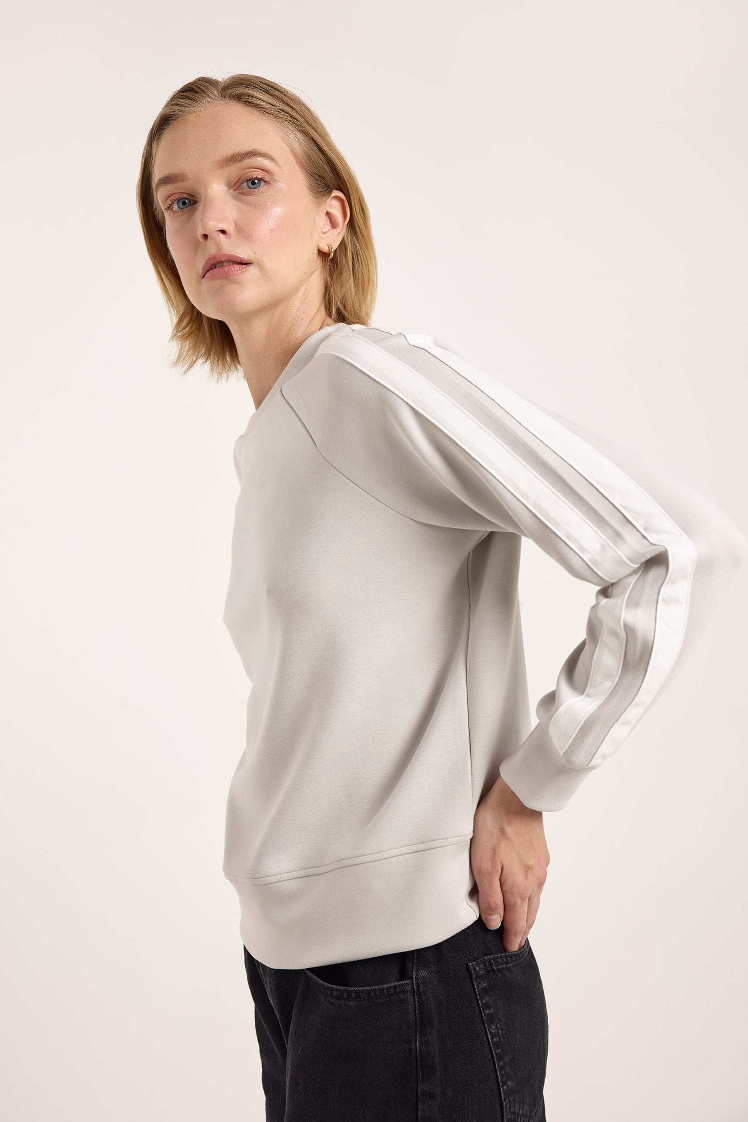 STRIPE DETAIL CREW