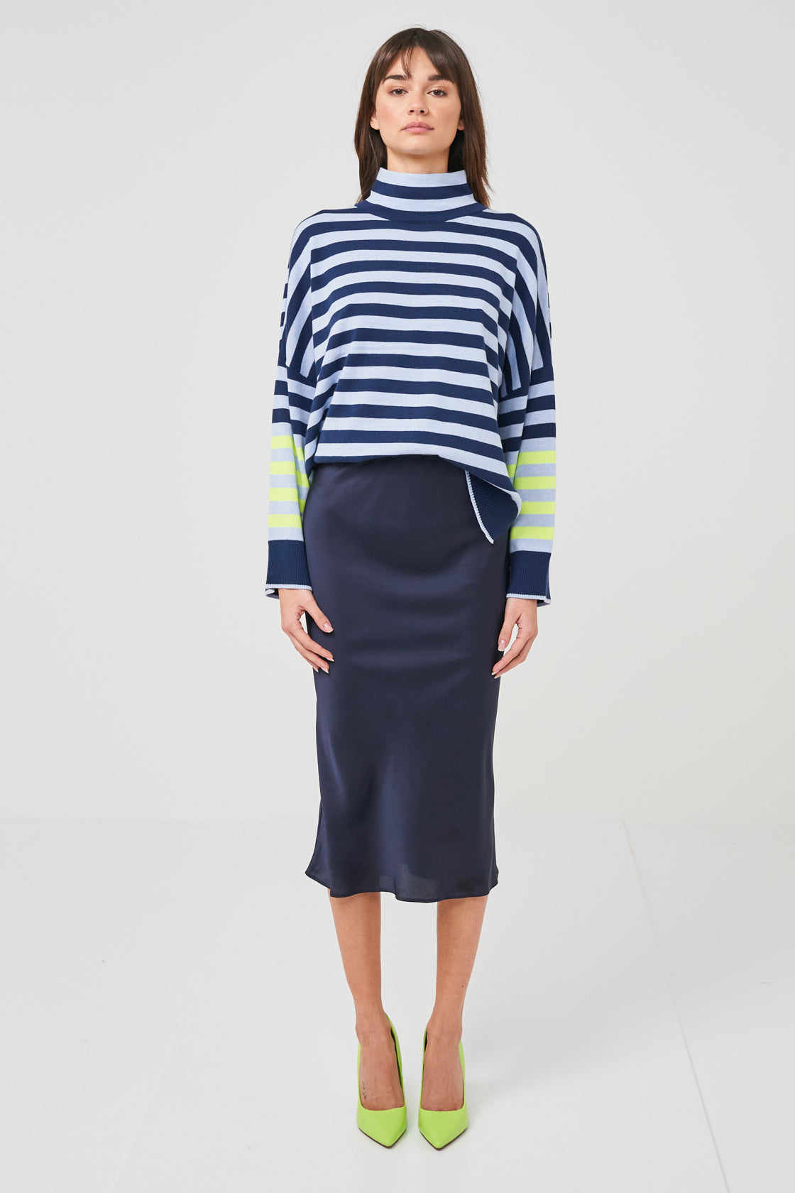 NORA CONTRAST FUNNEL NECK