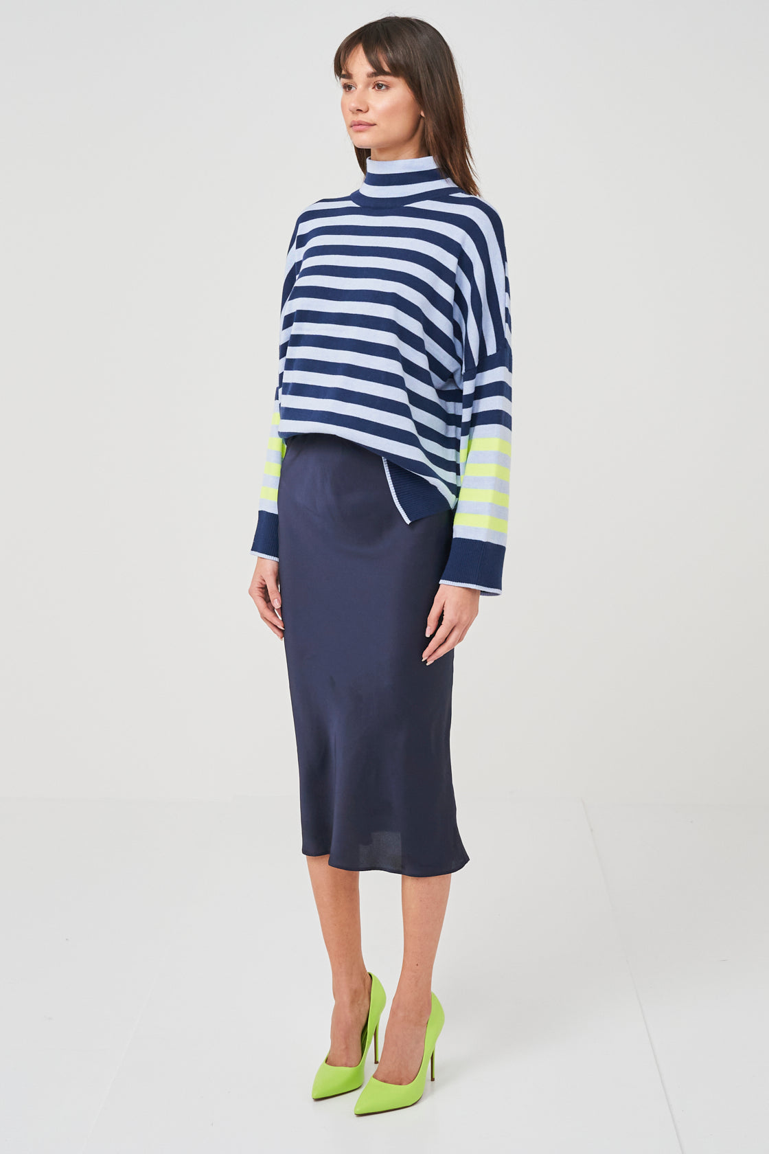 NORA CONTRAST FUNNEL NECK