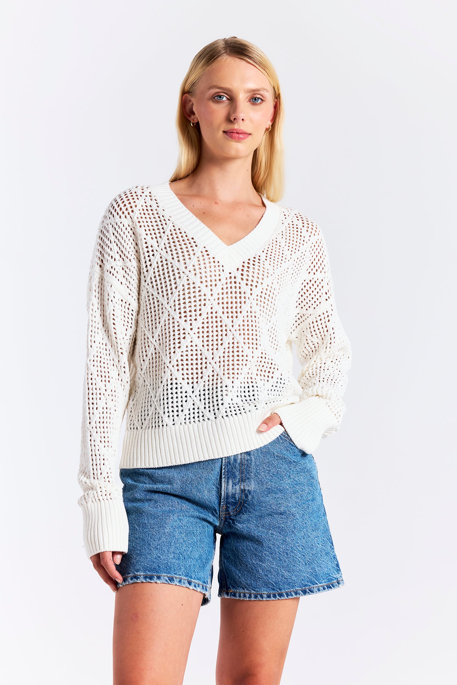 DIAMOND POINTELLE V NECK